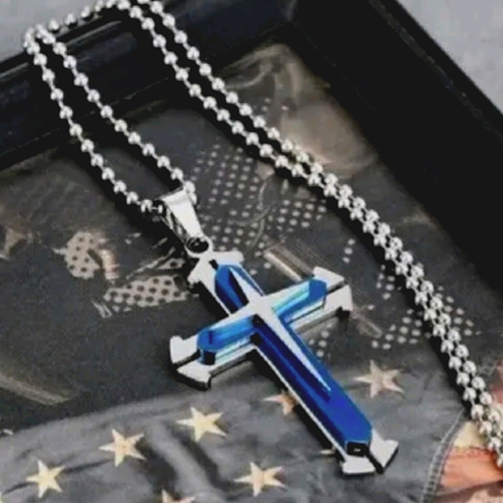 Men's 3-D Cross Stainless Steel NWT On 18" Chain